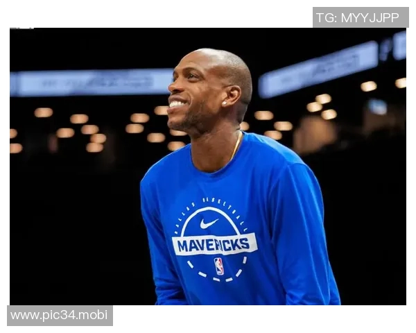 罚款25000美元,独行侠米德尔顿因将牙套扔向观众席而被罚 罚款25000美元,独行侠米德尔顿因将牙套扔向观众席而被罚